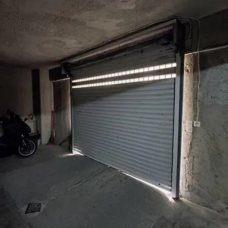 Georgia Centre Flat - 10 Min From The דירה