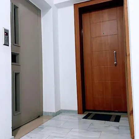 Georgia Centre Flat - 10 Min From The